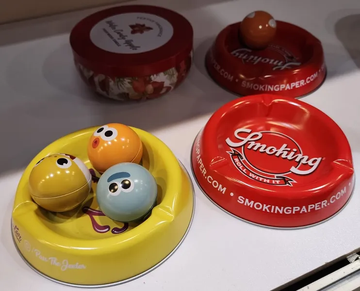 /src/assets/tinBoxes/ash_tray1.jpg photo