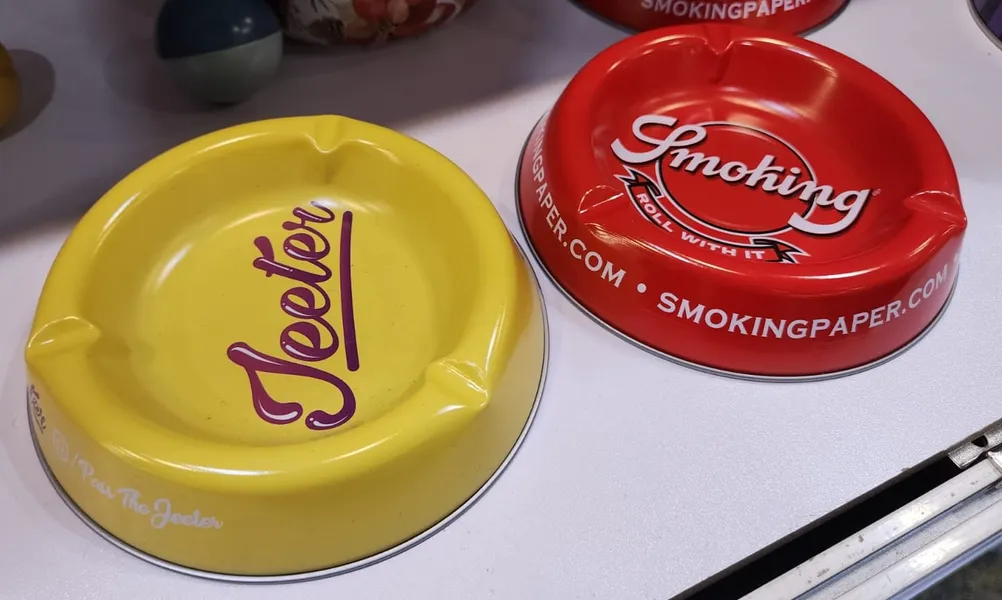 /src/assets/tinBoxes/ash_tray2.jpg photo