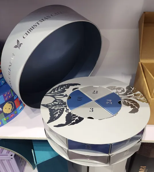 /src/assets/adventCalendars/tin_tea2.jpg photo